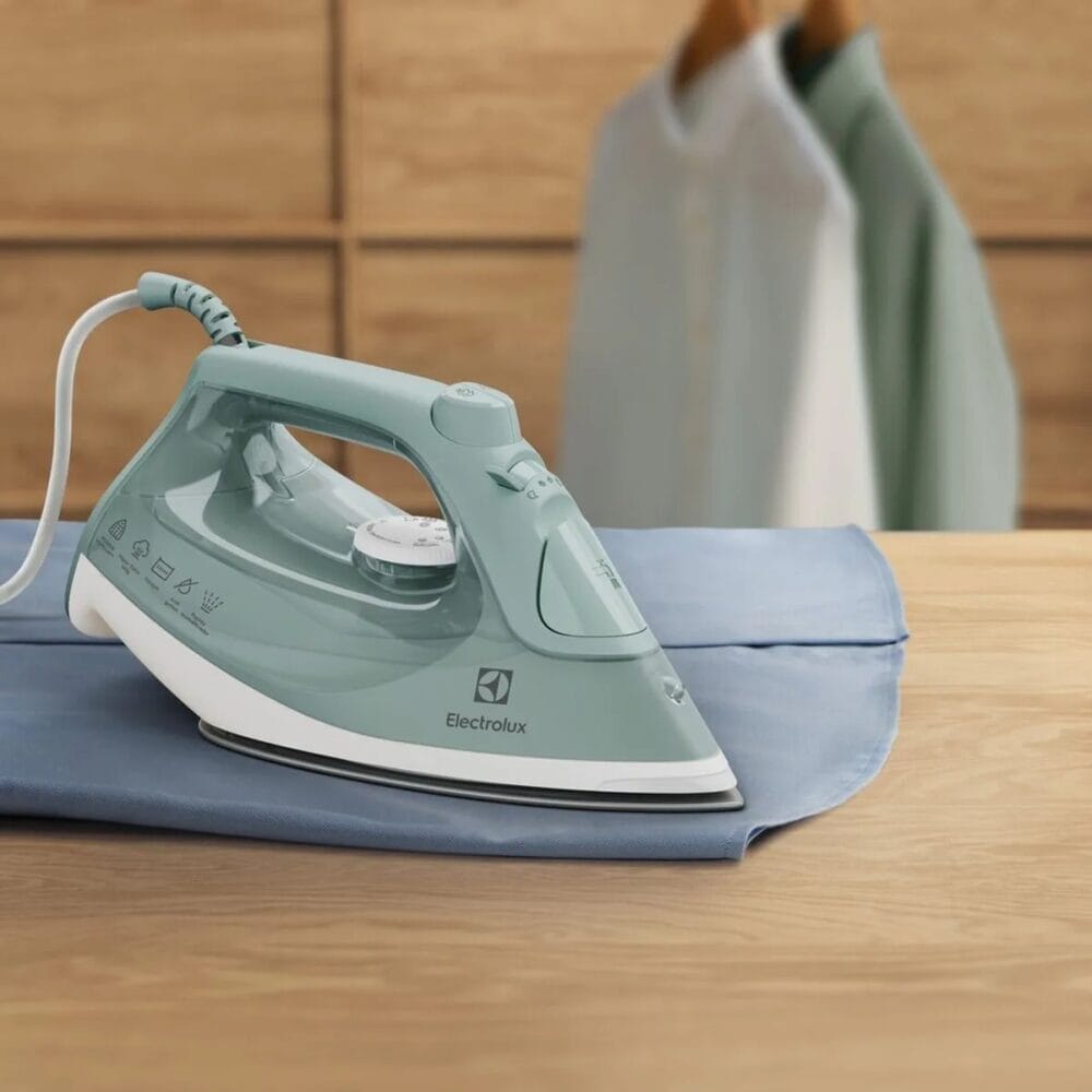 Plancha de Ropa a Vapor y Seco Electrolux con Tecnologia PowerVapour ESI51 6