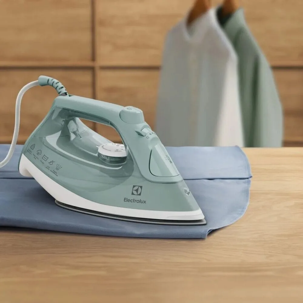 Plancha de Ropa a Vapor y Seco Electrolux con Tecnologia PowerVapour ESI51 6