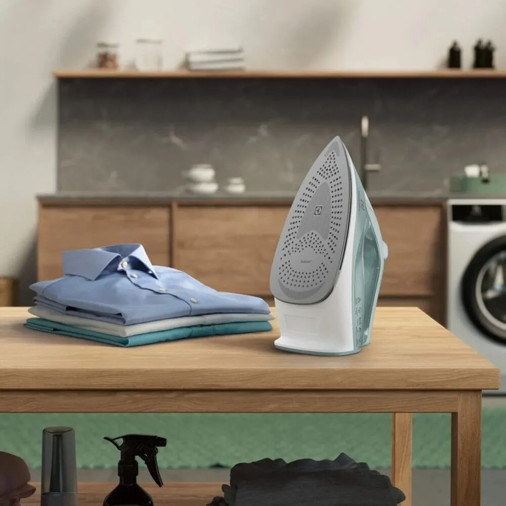 Plancha de Ropa a Vapor y Seco Electrolux con Tecnologia PowerVapour ESI51 8