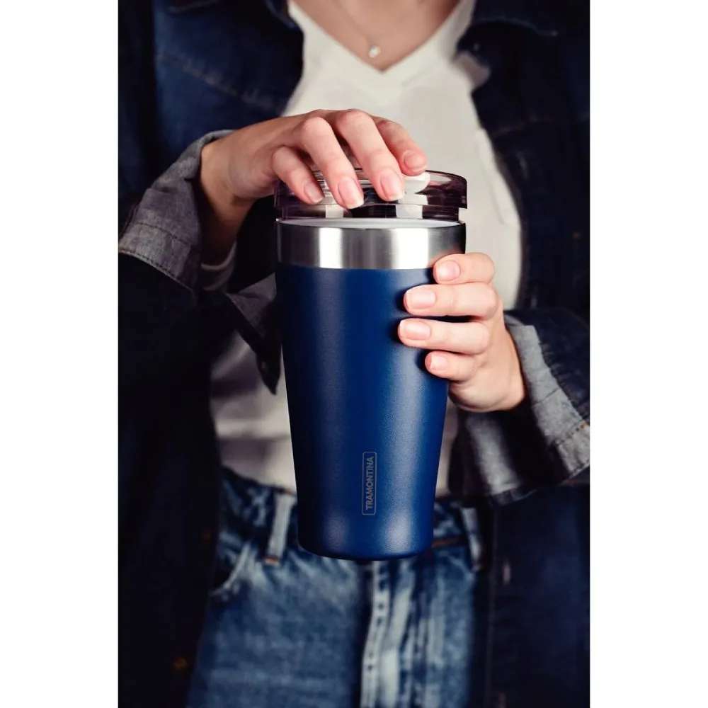 Vaso Termico de Acero Inox con tapa 500 ml Azul Exata Tramontina es un accesorio ideal para quienes disfrutan de bebidas en movimiento 6